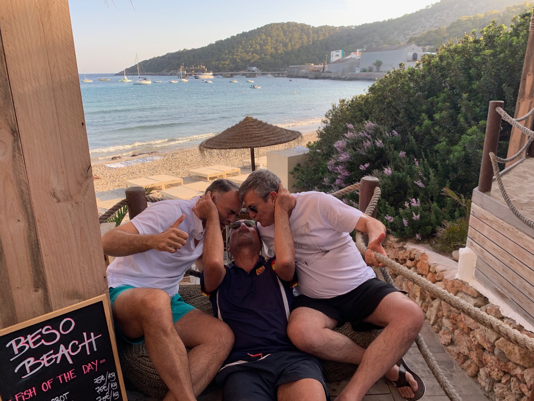 Un beso divertido frente al mar
