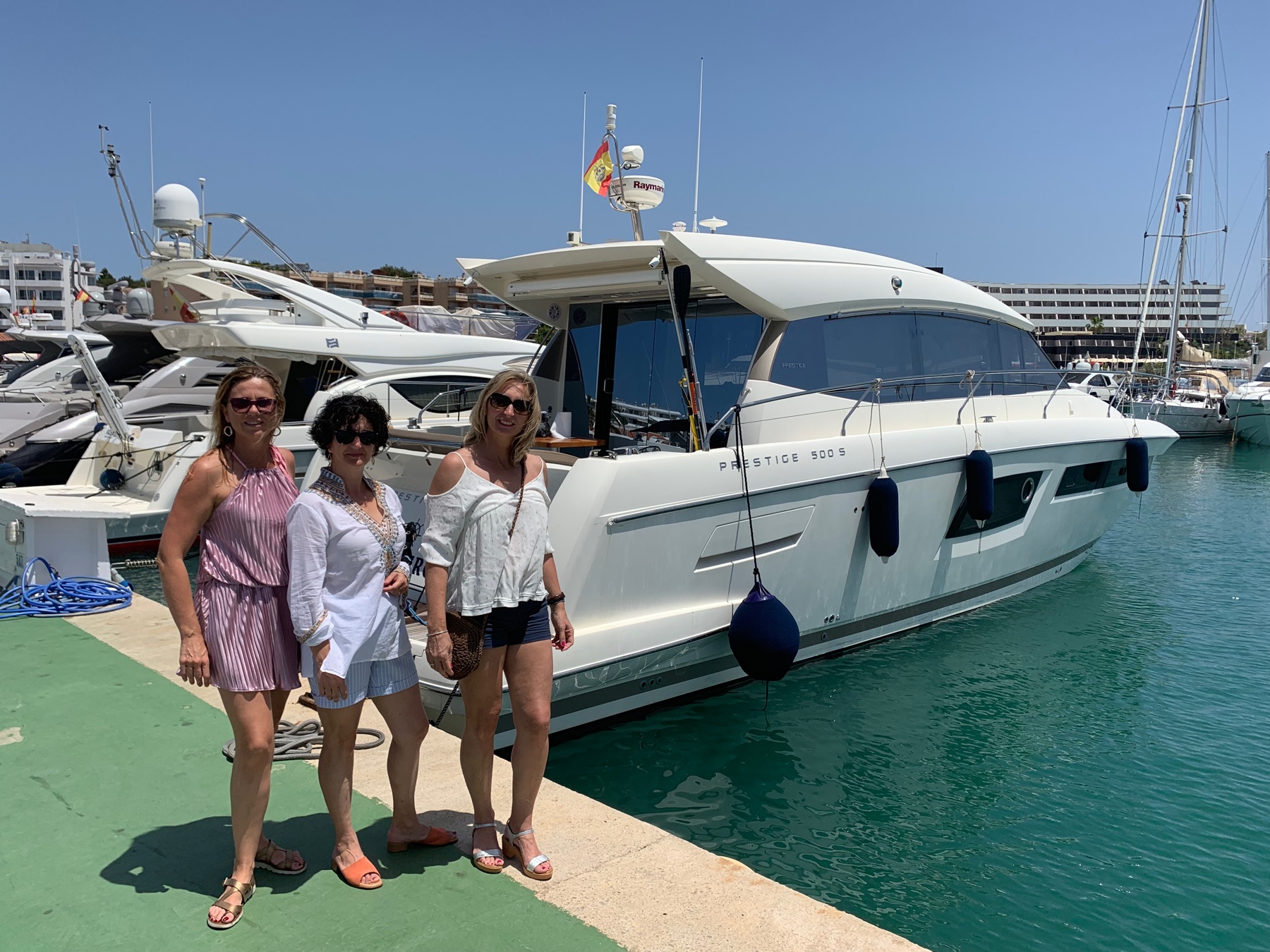 Grupo junto al barco